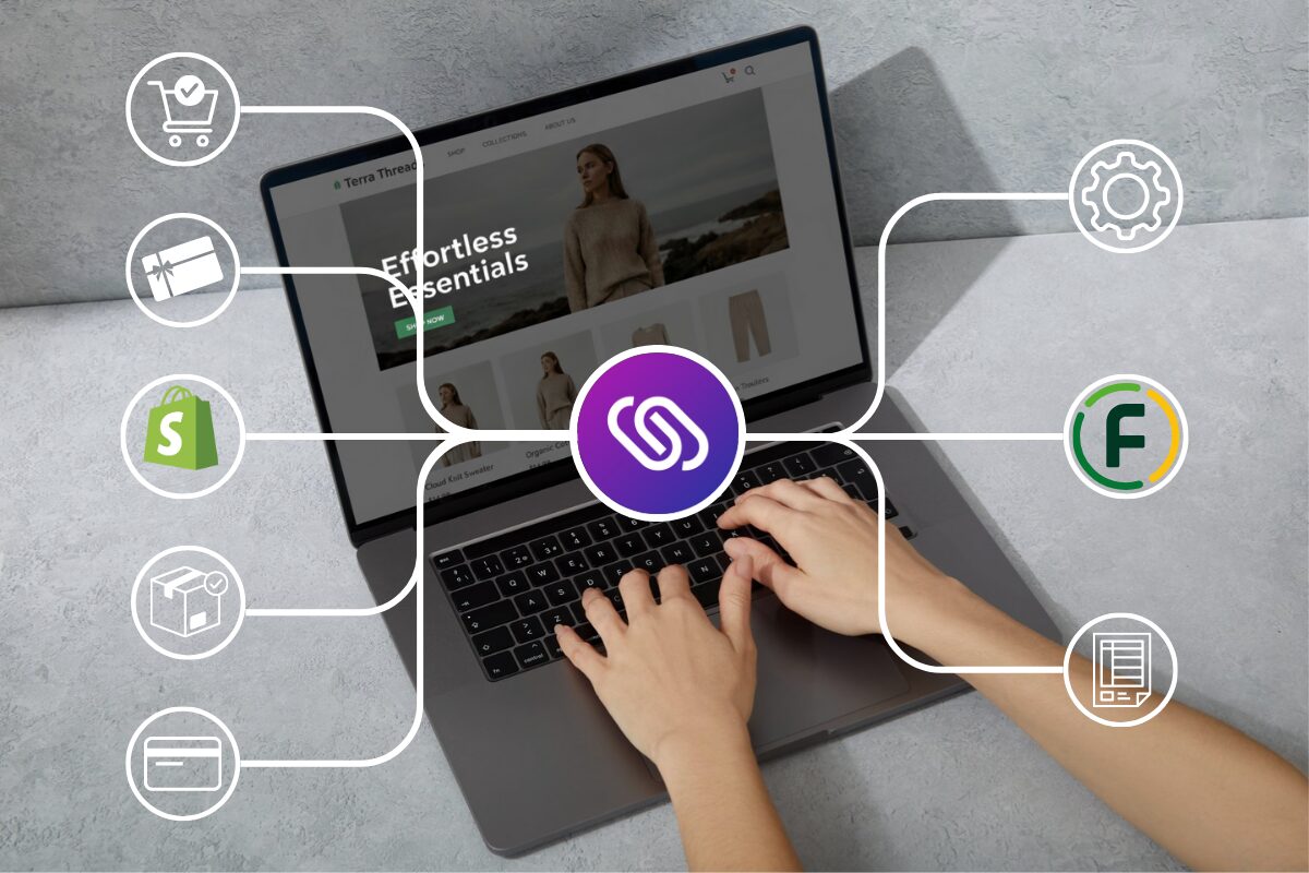 Person som surfar på en laptop inne på en e-handels butik. Ett nät av integrationsikoner över bilden.