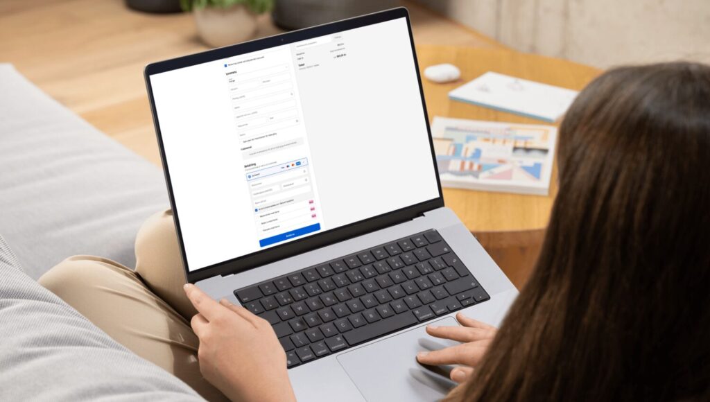 Kvinna som handlar i en Shopify-butik och ska betala med Klarna.