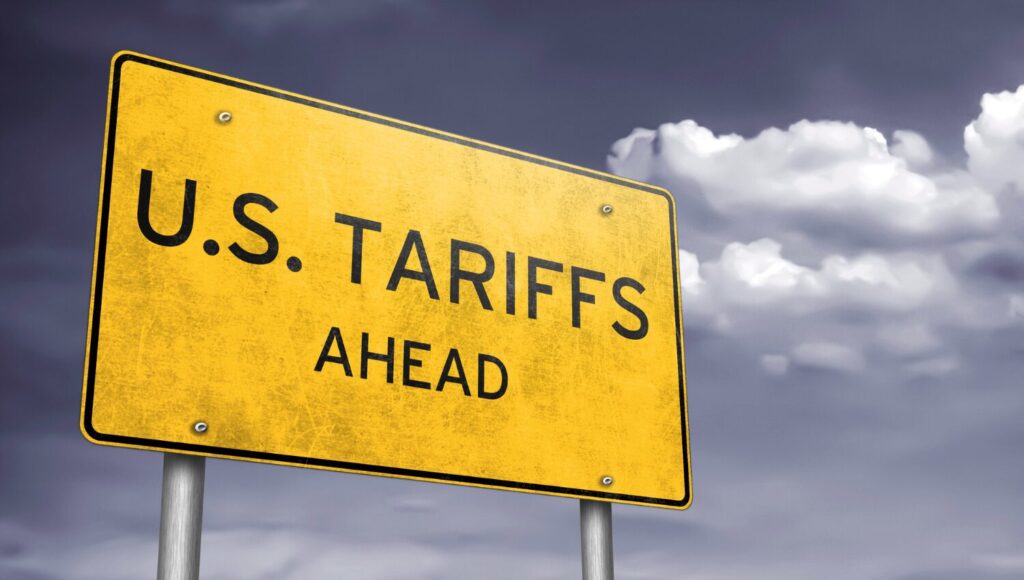 En skylt där det står US tariffs ahead. Det handlar om USAs importtullar.