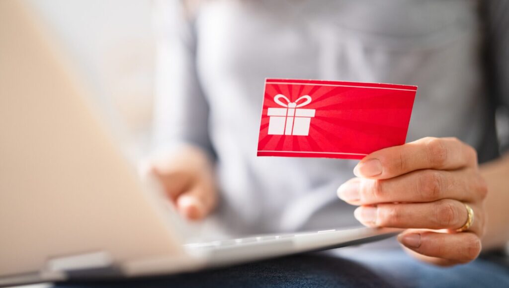 Presentkort som kvinna handlar med på en Shopify-webbshop.