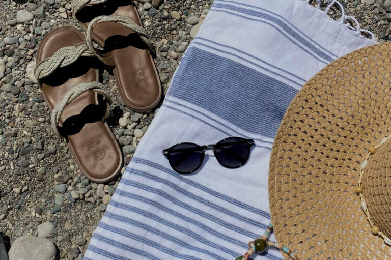 Sommar, sol och självgående bokföring – så jobbar du mindre och solar mer under semestern 
